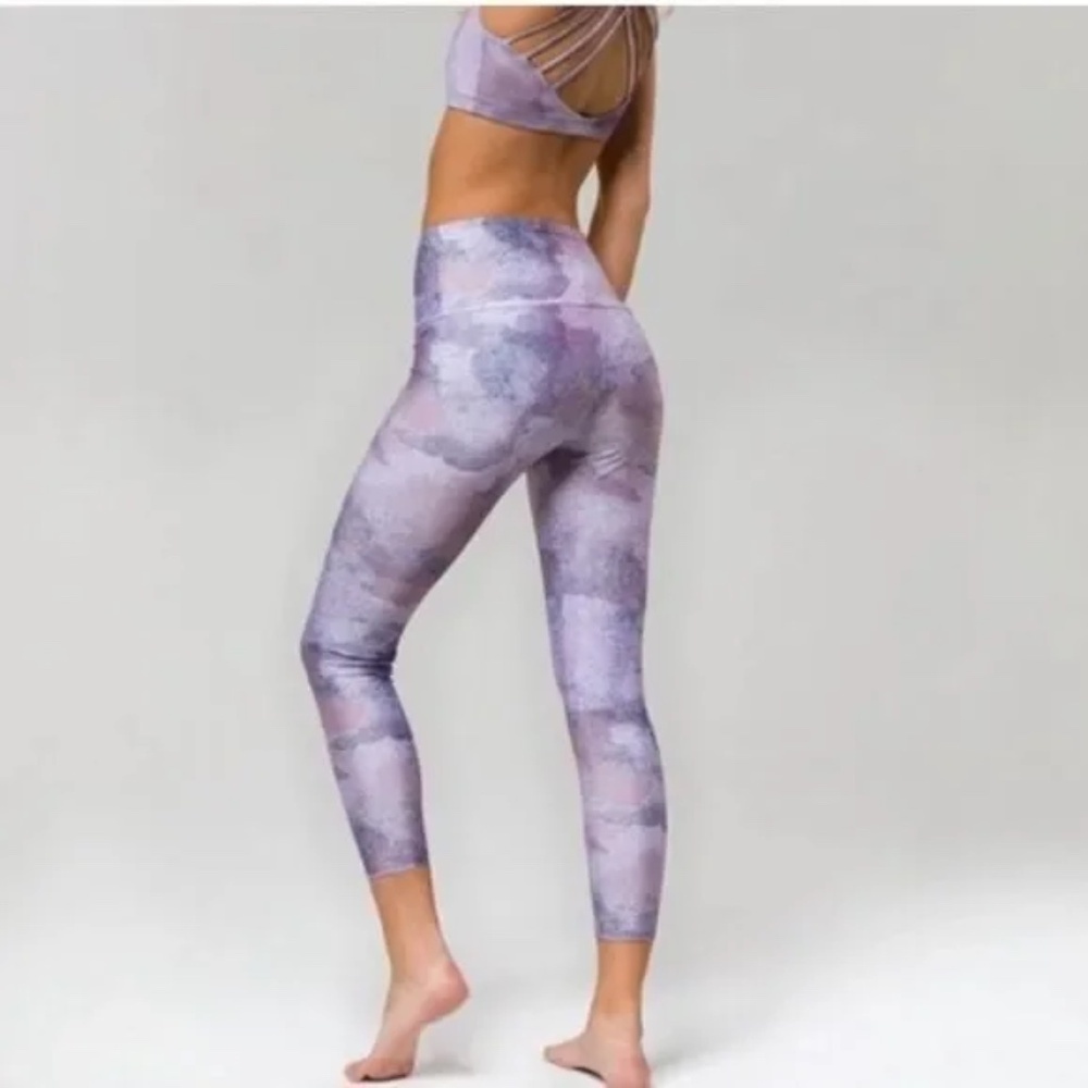 Onzie High Rise 7/8 Yoga Athleisure Activewear Leggings in Animal Dusk Size S/M
